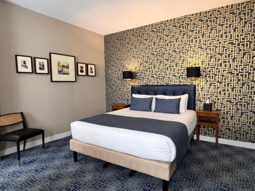 Ένα ή περισσότερα κρεβάτια σε δωμάτιο στο Churchill Hotel Bayeux Centre