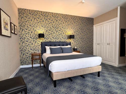 Ένα ή περισσότερα κρεβάτια σε δωμάτιο στο Churchill Hotel Bayeux Centre