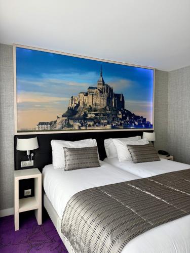 Ένα ή περισσότερα κρεβάτια σε δωμάτιο στο Churchill Hotel Bayeux Centre