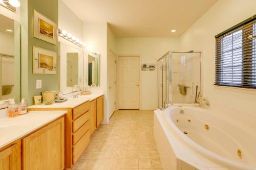 un bagno con vasca, due lavandini e doccia di 3 Mi to Bethany Beach Family Home with Movie Room! a Ocean View