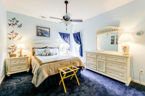 una camera da letto con un letto, un comò e uno specchio di 3 Mi to Bethany Beach Family Home with Movie Room! a Ocean View