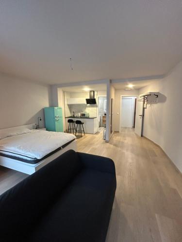 ルーゴにあるApartamentos muralla de Lugoのベッドとキッチン付きの広い客室です。