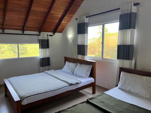 Crimple cottage في نوارا إليا: غرفة نوم بسريرين ونوافذ