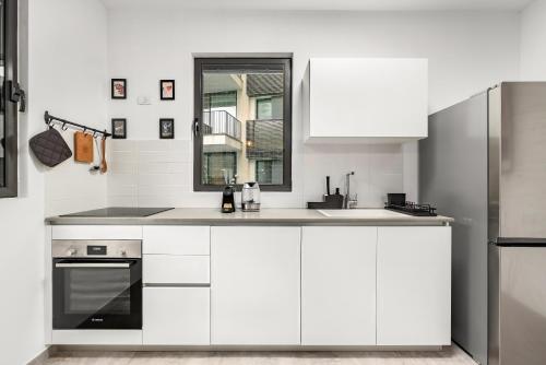 Una cocina o zona de cocina en Luxury 3BR Sea View and Pool