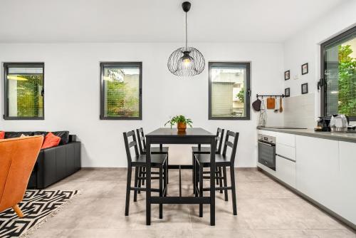 Una cocina o zona de cocina en Luxury 3BR Sea View and Pool