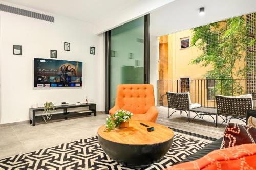 Una televisión o centro de entretenimiento en Luxury 3BR Sea View and Pool