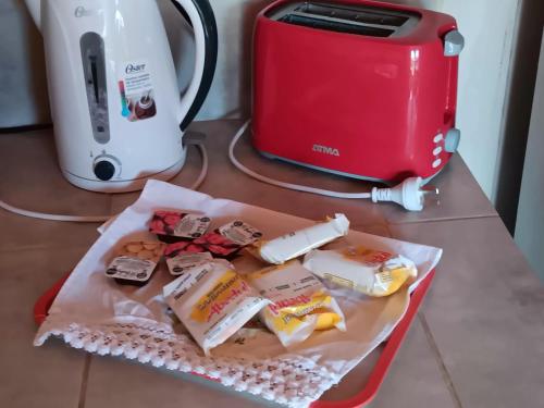 La Casa de Oozu في سييرا دي لا فينتانا: طاولة مع سلة طعام ومحمصة خبز