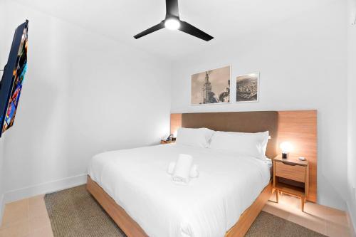 Ένα ή περισσότερα κρεβάτια σε δωμάτιο στο Luxury Condo on 44th Floor - Downtown Plus Parking