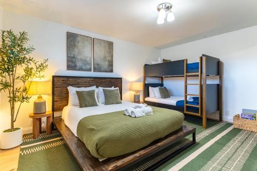 サンタローザにあるModern Sonoma Stay w Spacious Deck Views Prime Location Bennettのベッドルーム(大型ベッド1台、二段ベッド付)