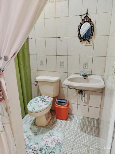 a bathroom with a toilet and a sink at Mel Homespot in Managua