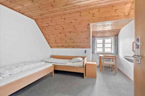een kamer met een bed, een tafel en een raam bij 0397-Romo-Engvej-40 in Rømø Kirkeby