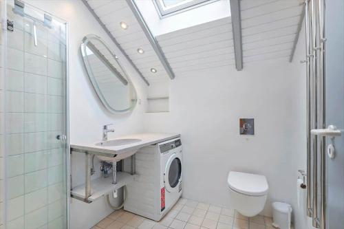 Sønderbyにある0296-Romo-Vestergade-3-Ap-72の洗面台と洗濯機を備えたバスルーム