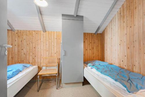 Sønderbyにある0296-Romo-Vestergade-3-Ap-72のベッド2台と椅子が置かれた部屋