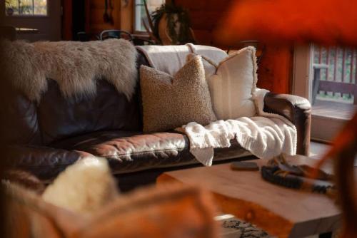 Χώρος καθιστικού στο COZY Cabin with Hot Tub - Near all in Hocking Hills