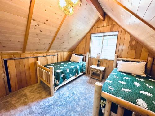 Ένα ή περισσότερα κρεβάτια σε δωμάτιο στο Highland Oaks Retreat #2492