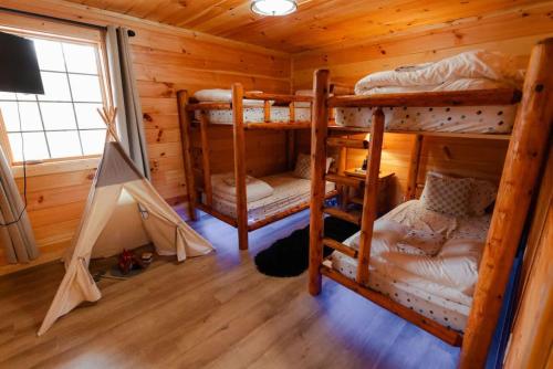 Ένα ή περισσότερα κρεβάτια σε δωμάτιο στο Sleeps 16! Luxury Cabin with Game Room & Hot Tub