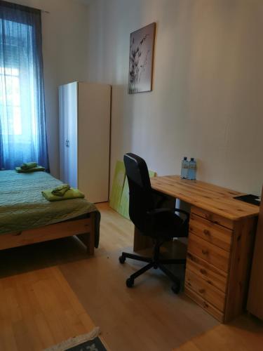 a bedroom with a desk and a bed and a chair at Ein Zimmer im Zentrum in Innsbruck
