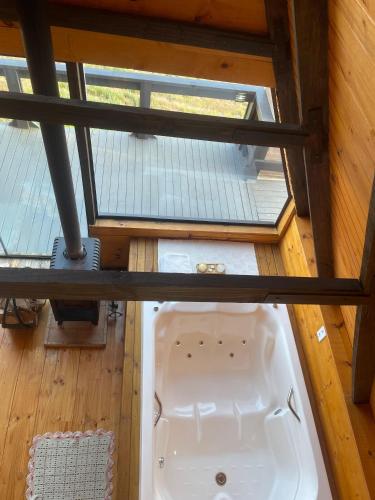 an overhead view of a tub in a tiny house at Canyons Chalet in Cambara do Sul