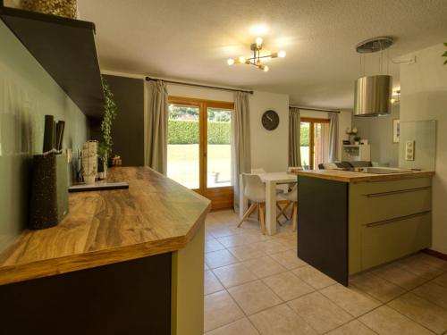 Appartement rénové avec WiFi près du ski-bus - FR-1-642-95