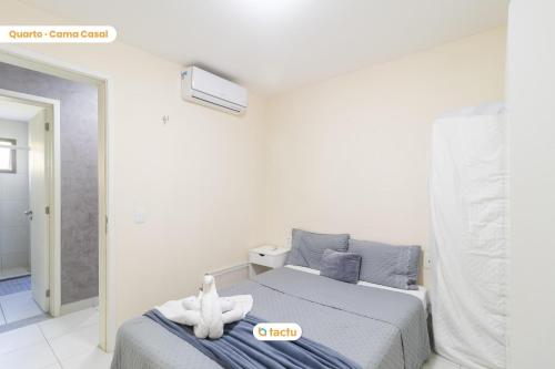 a bedroom with a bed with a stuffed animal on it at Térreo completo e gigante VG Sun Cumbuco por Tactu in Cumbuco