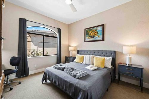 une chambre avec un lit et une grande fenêtre dans l'établissement La Quinta 1 Bd, Sleeps 4, Pool, Hot Tub, Coachella, à La Quinta