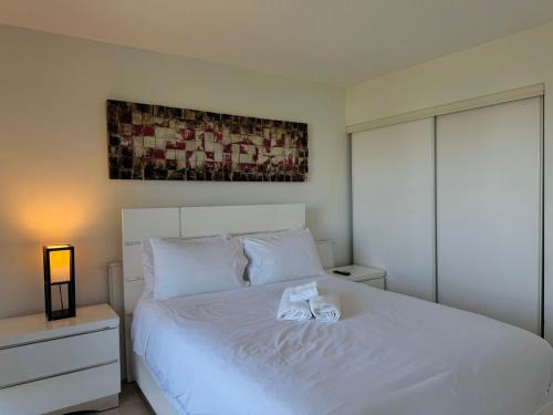 Letto o letti in una camera di LakeView 2Bdrms 2Baths with 3 real beds and parking