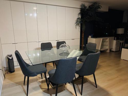 Area soggiorno di LakeView 2Bdrms 2Baths with 3 real beds and parking