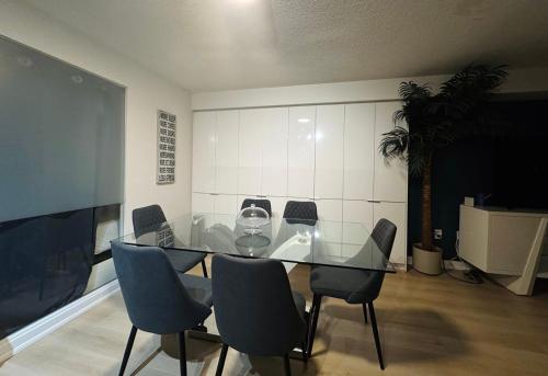 Area soggiorno di LakeView 2Bdrms 2Baths with 3 real beds and parking