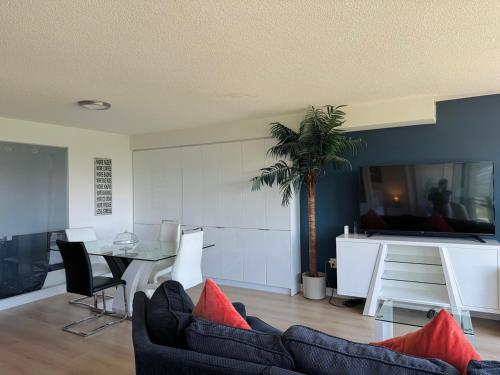 Area soggiorno di LakeView 2Bdrms 2Baths with 3 real beds and parking
