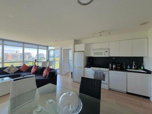 Cucina o angolo cottura di LakeView 2Bdrms 2Baths with 3 real beds and parking