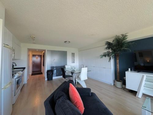 Cucina o angolo cottura di LakeView 2Bdrms 2Baths with 3 real beds and parking