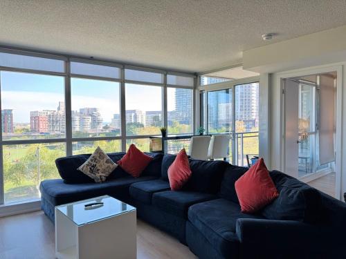 Area soggiorno di LakeView 2Bdrms 2Baths with 3 real beds and parking
