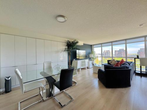 Area soggiorno di LakeView 2Bdrms 2Baths with 3 real beds and parking