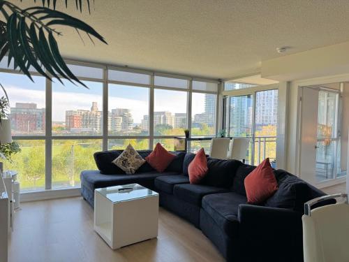 Area soggiorno di LakeView 2Bdrms 2Baths with 3 real beds and parking