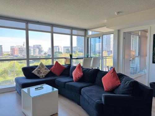 Area soggiorno di LakeView 2Bdrms 2Baths with 3 real beds and parking