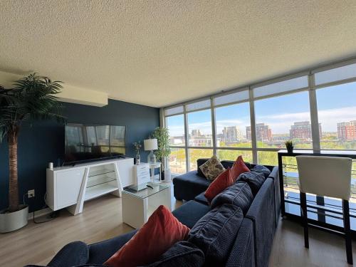 Area soggiorno di LakeView 2Bdrms 2Baths with 3 real beds and parking