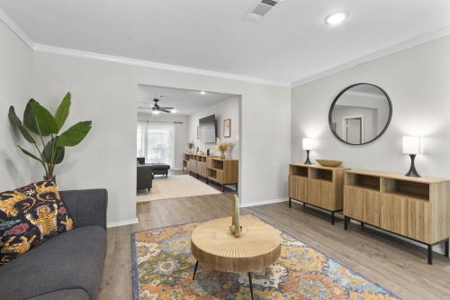 un soggiorno con un divano e un tavolo di Charming 3-bedroom house in terrific Houston with AC, WiFi a Houston