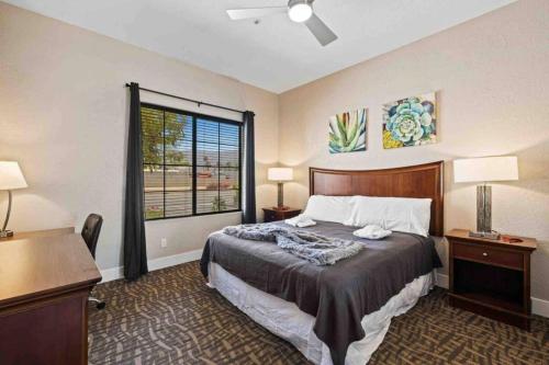Ένα ή περισσότερα κρεβάτια σε δωμάτιο στο La Quinta - Coachella Retreat 1 Bd w Pool Sleeps 4