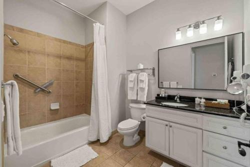 Ένα μπάνιο στο La Quinta - Coachella Retreat 1 Bd w Pool Sleeps 4