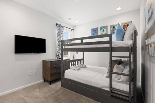 - une chambre avec 2 lits superposés et une télévision à écran plat dans l'établissement Ultimate 8br Family Getaway, à Kissimmee