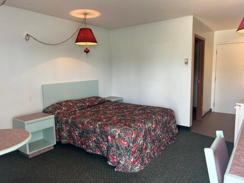 Ένα ή περισσότερα κρεβάτια σε δωμάτιο στο The King's Motel