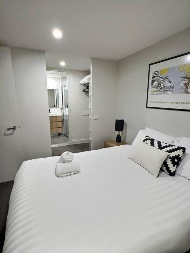 Una cama o camas en una habitación de Braddon Central Mort St