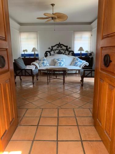 a living room with a couch and a table at Casa Vinca in San Juan Cosalá