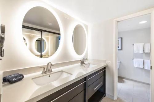 Koupelna v ubytování NEW Oceanfront Luxury at Waikiki Beach Tower