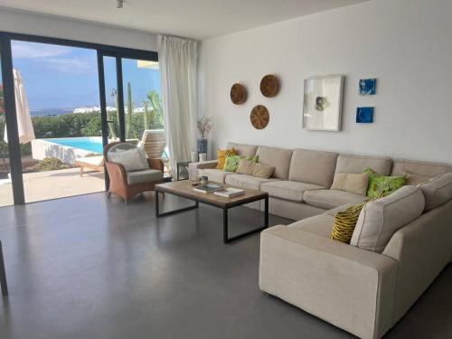 a living room with a couch and a table at Casa en el mar con infinity pool in Punta de Mujeres
