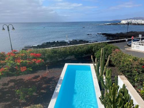 a swimming pool with a view of the ocean at Casa en el mar con infinity pool in Punta de Mujeres