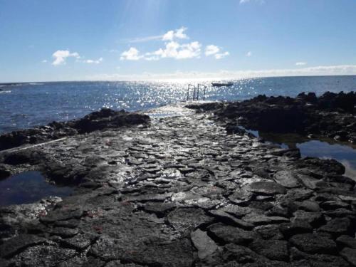 a rocky shore with the ocean in the background at Casa en el mar con infinity pool in Punta de Mujeres