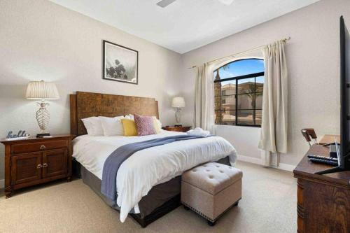 Giường trong phòng chung tại Modern La Quinta 1BR Condo w Pool Kitchen Hot Tub