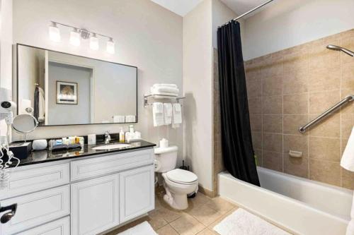 Phòng tắm tại Modern La Quinta 1BR Condo w Pool Kitchen Hot Tub