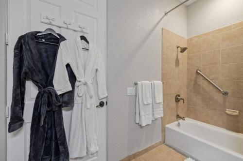 Ένα μπάνιο στο La Quinta Casita 1 Bedroom Condo